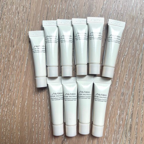 Shiseido Future Solution LX Total Radiance Foundation samples x10 - Picture 4 of 6